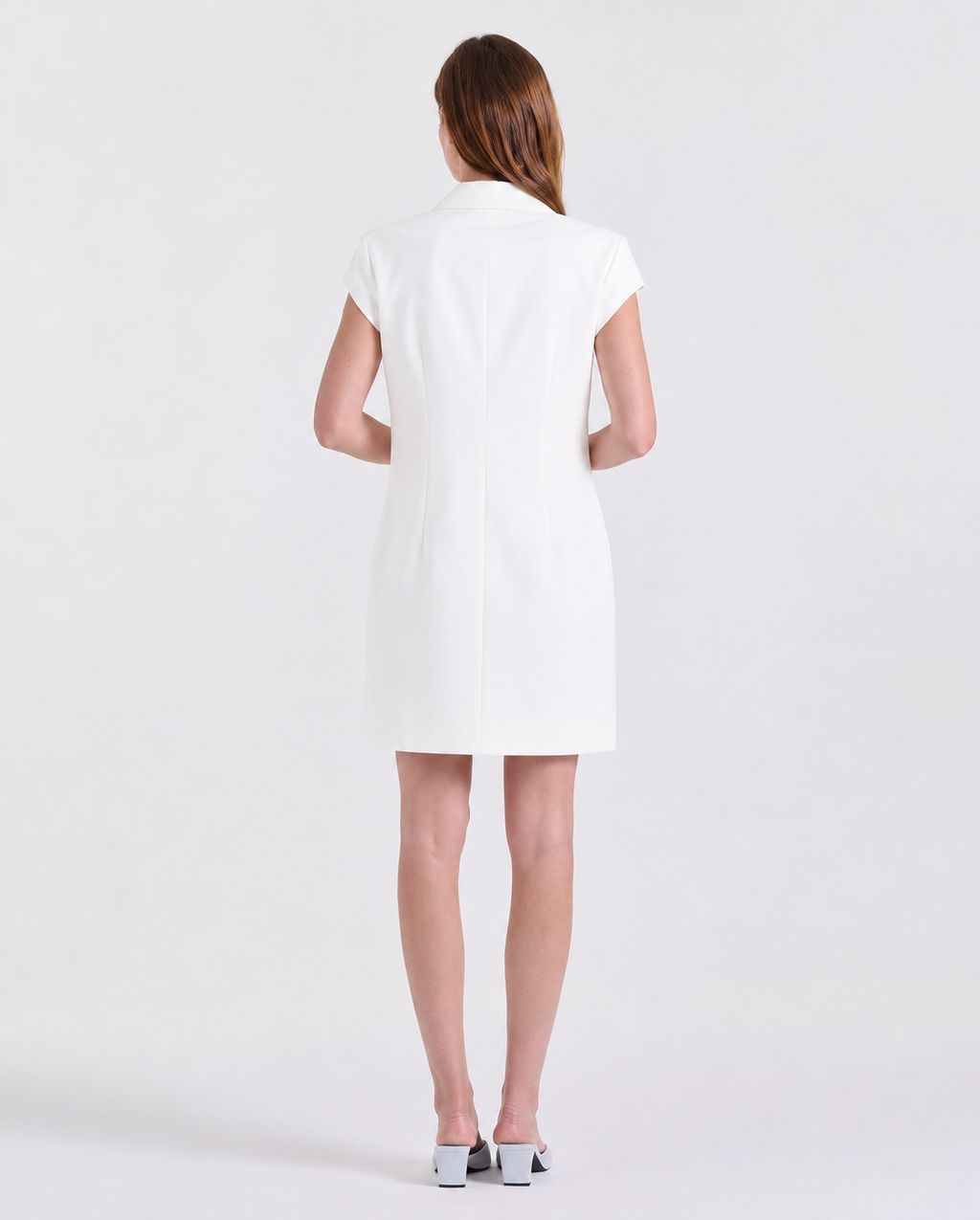 Robe tailleur Adèle en Blanc Cassé, silhouette ajustée et tailleur, collection Travail, Deméa Paris