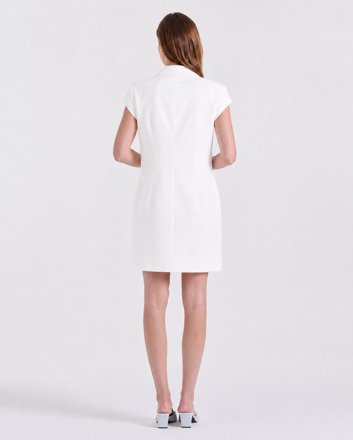 Robe tailleur Adèle en Blanc Cassé, silhouette ajustée et tailleur, collection Travail, Deméa Paris