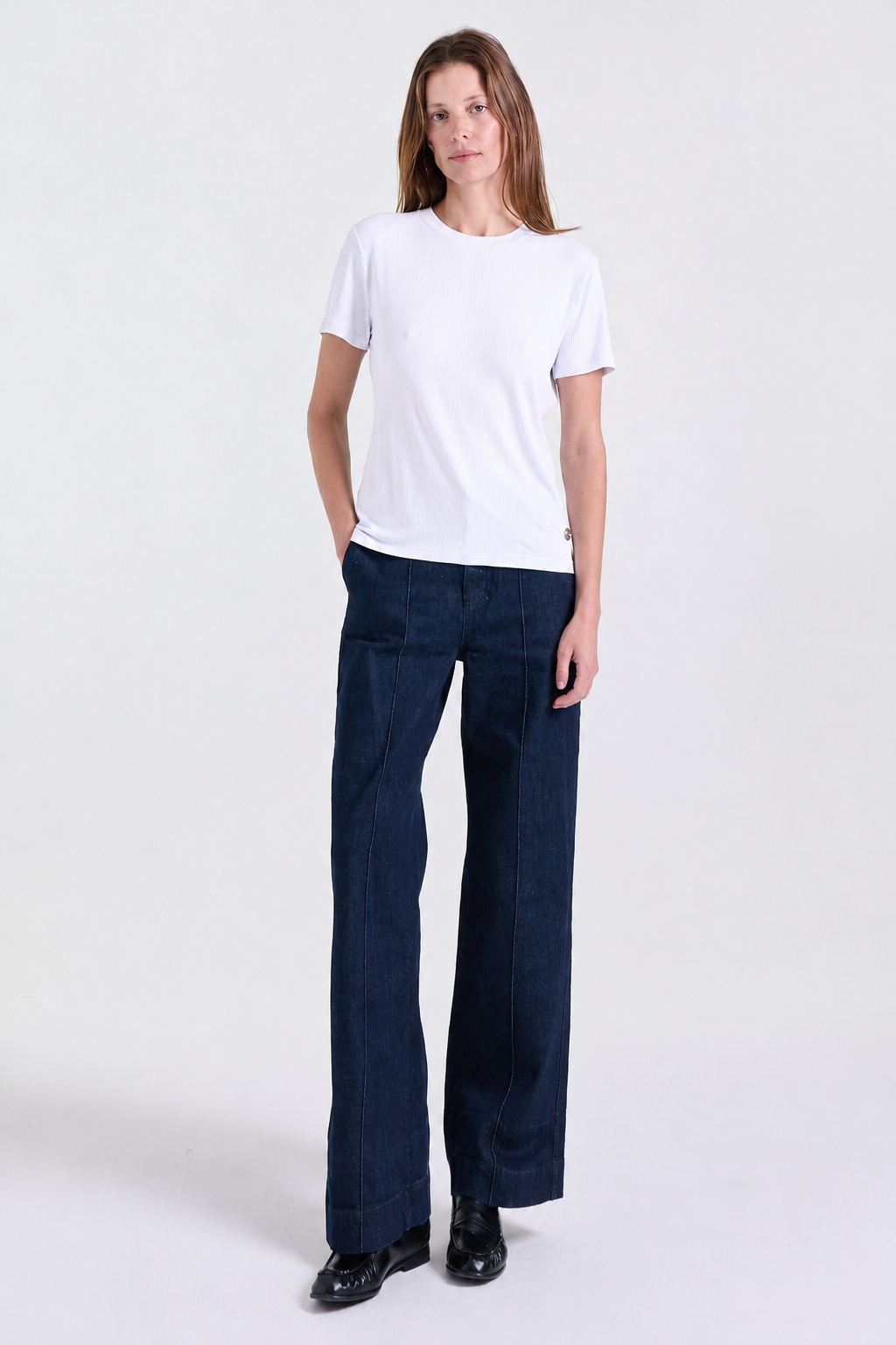 Alina Fitted T-shirt in White, fitted silhouette, Boarding Call edit, Deméa Paris