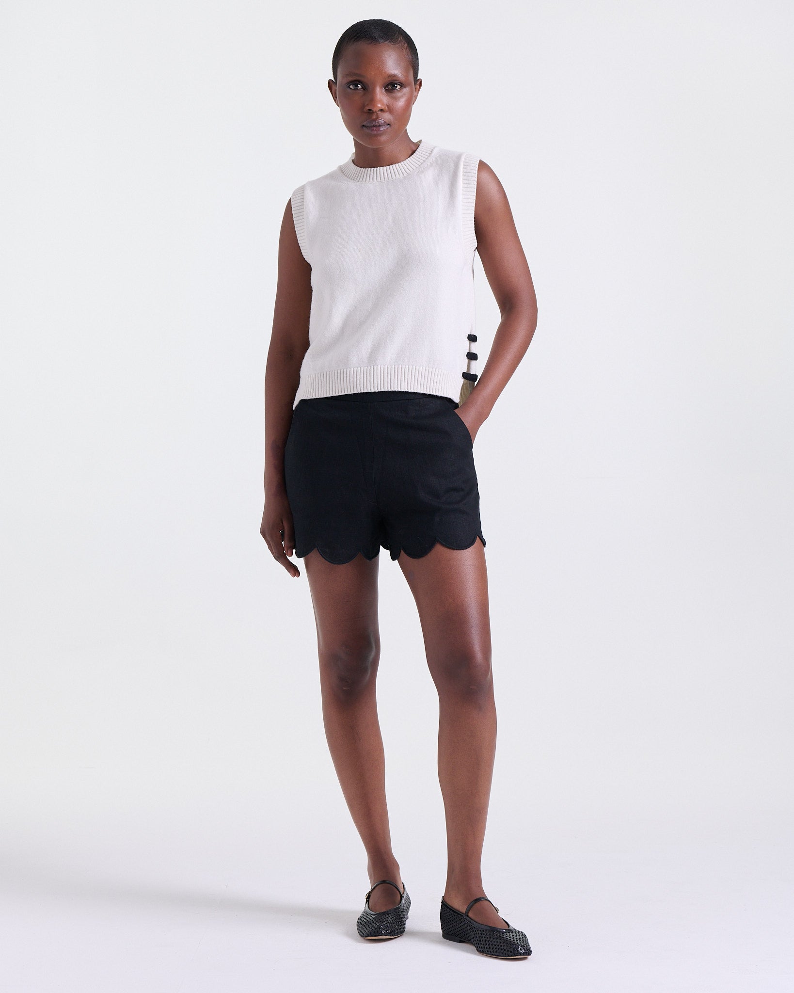 Anaelle Shorts in Black, main fabric: 100% linen, Resort Escape edit, Deméa Paris