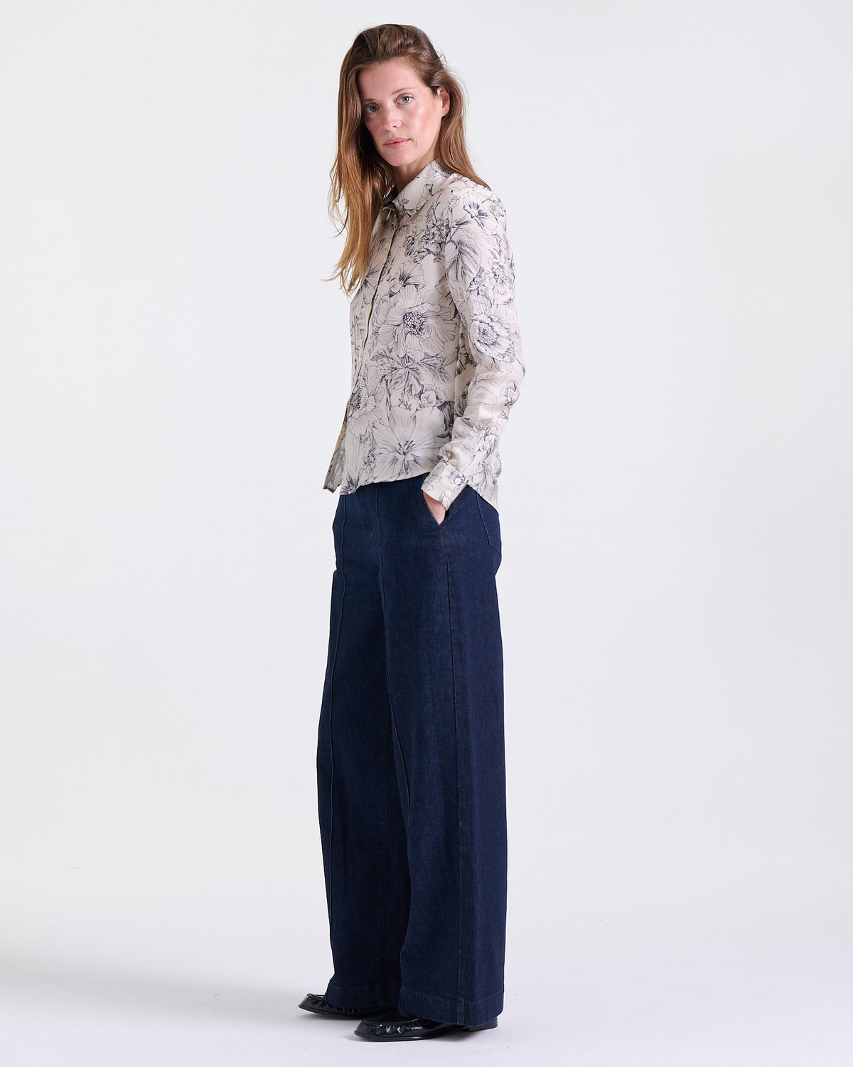 Chemisier Amelia en Blanc, poignets arrondis avec bouton, sélection Au Travail, Deméa Paris