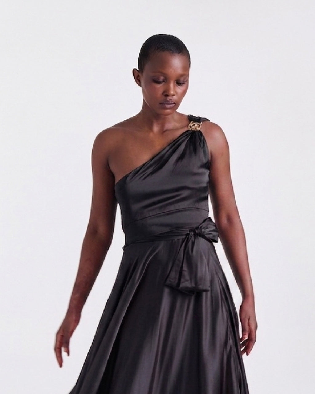 Annie Asymmetrical Top in Black, asymmetrical off-shoulder design, RSVP edit, Deméa Paris