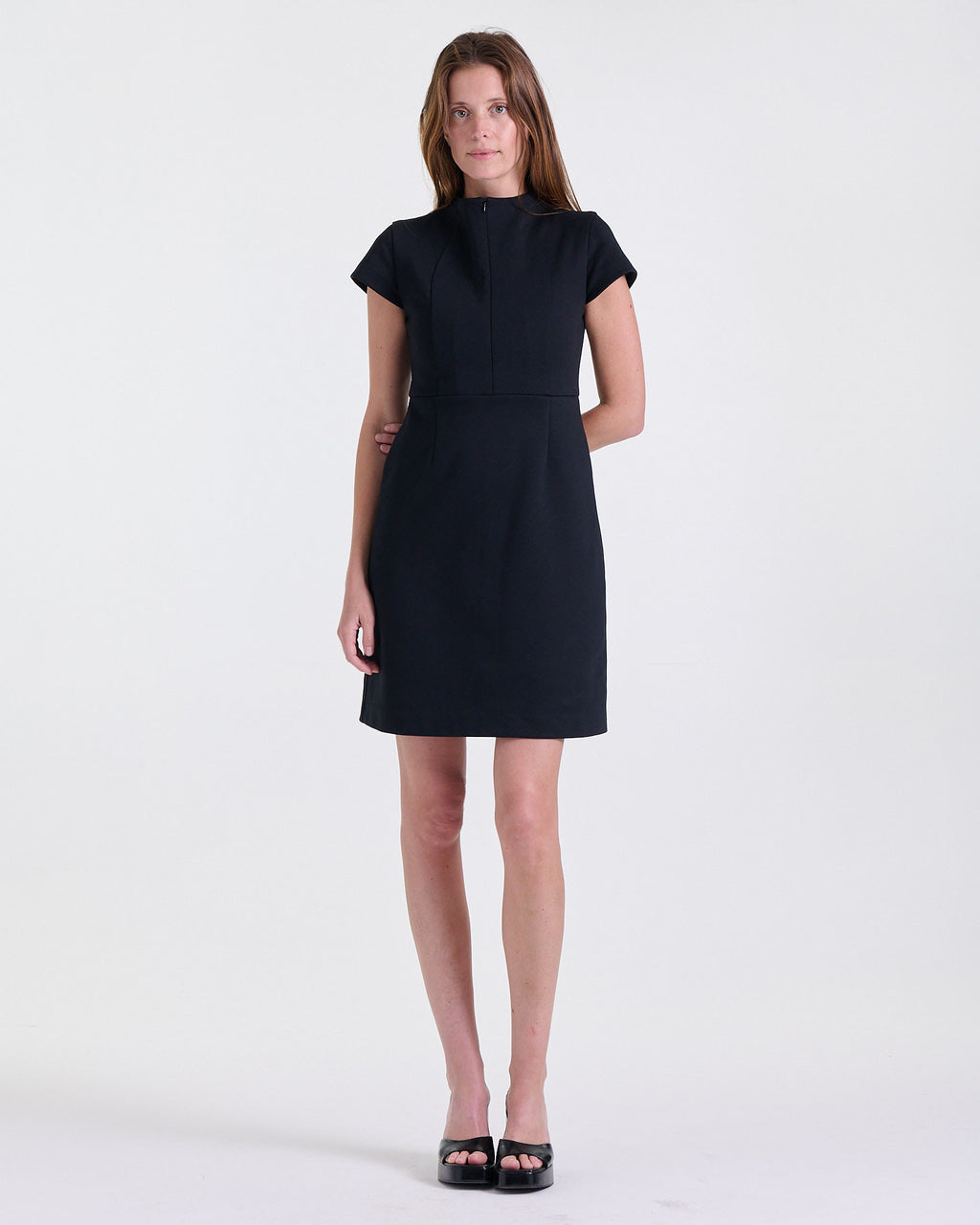 Robe Aurore Deméa Paris : robe fourreau noire à col montant, photo studio.