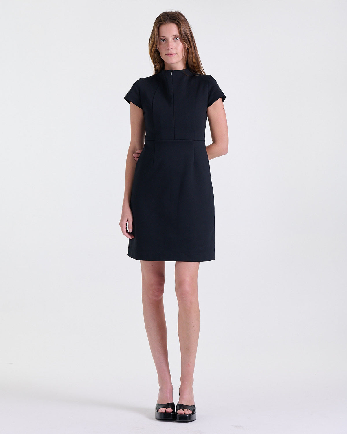 Robe Aurore Deméa Paris : robe fourreau noire à col montant, photo studio.